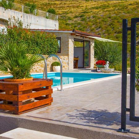 Hill Apartment With Private Pool Kucine Bagian luar foto