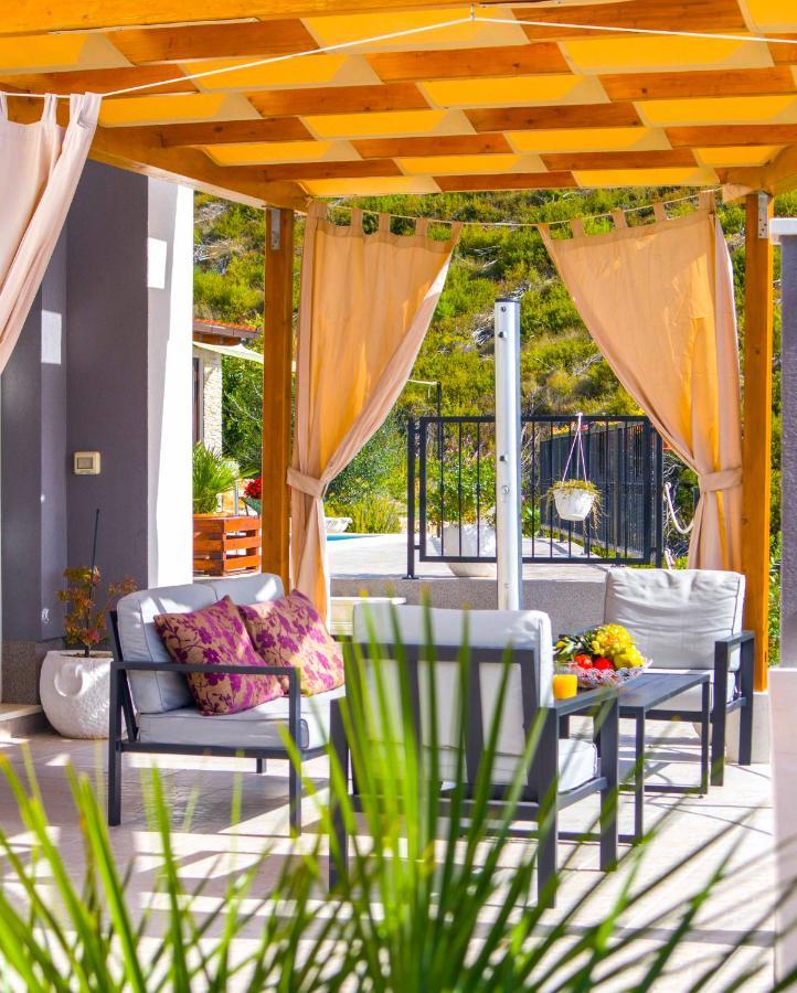 Hill Apartment With Private Pool Kucine Bagian luar foto