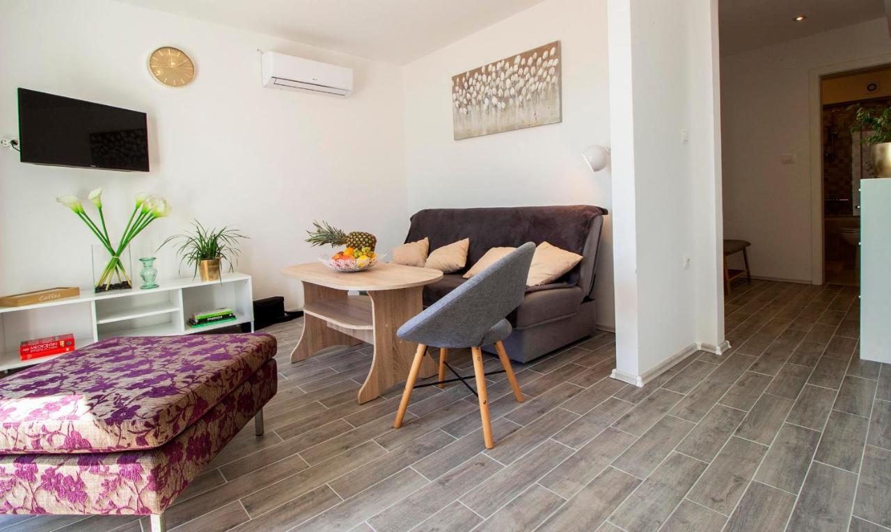 Hill Apartment With Private Pool Kucine Bagian luar foto