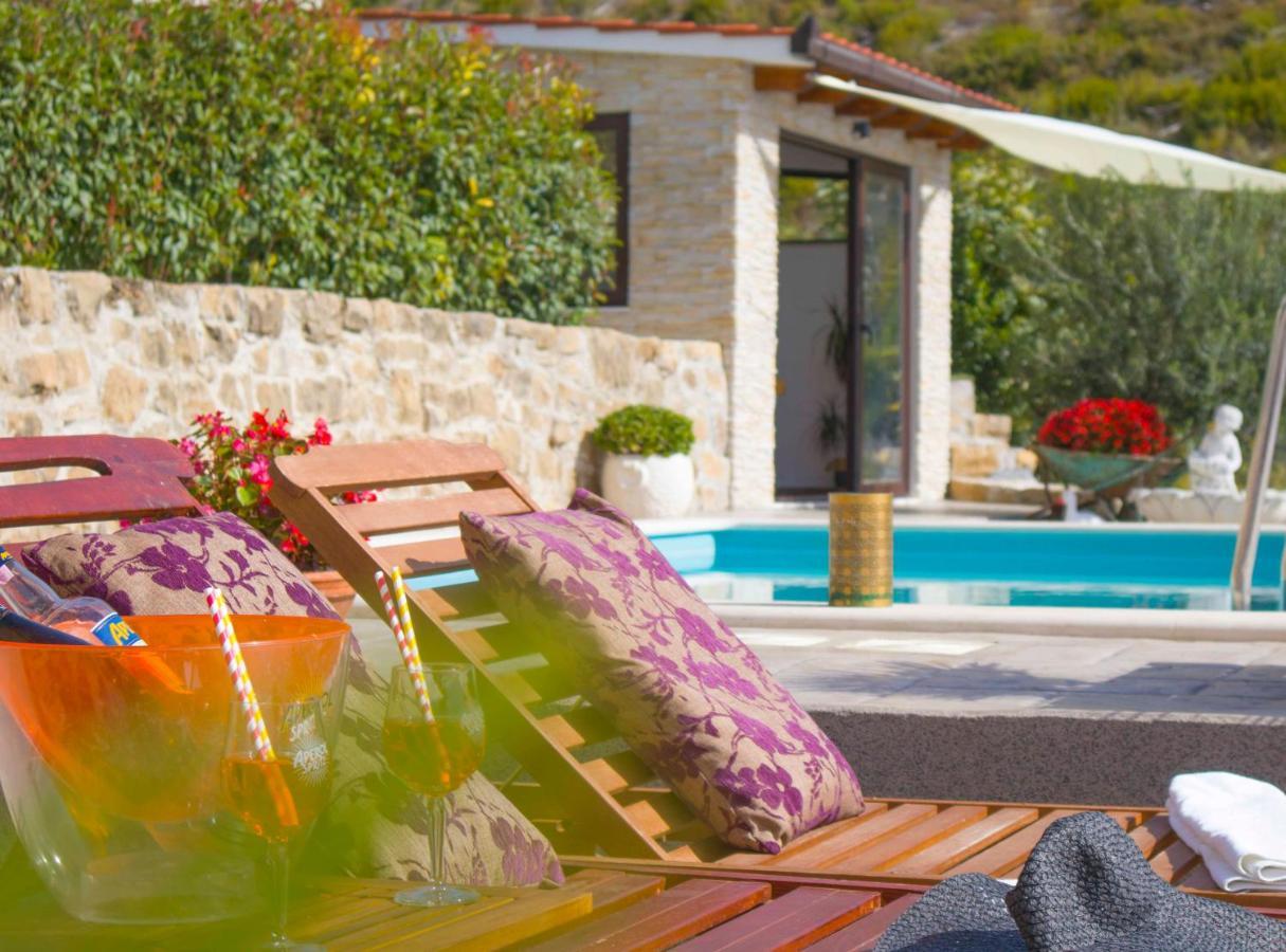 Hill Apartment With Private Pool Kucine Bagian luar foto