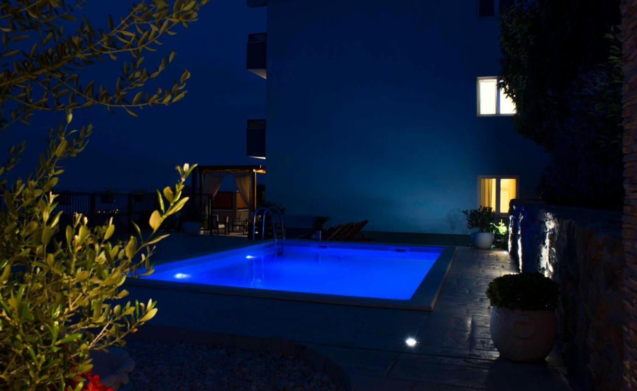 Hill Apartment With Private Pool Kucine Bagian luar foto