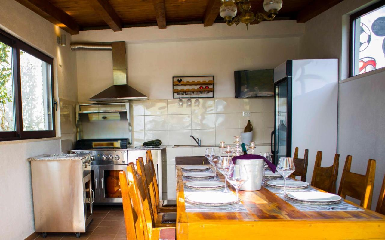 Hill Apartment With Private Pool Kucine Bagian luar foto