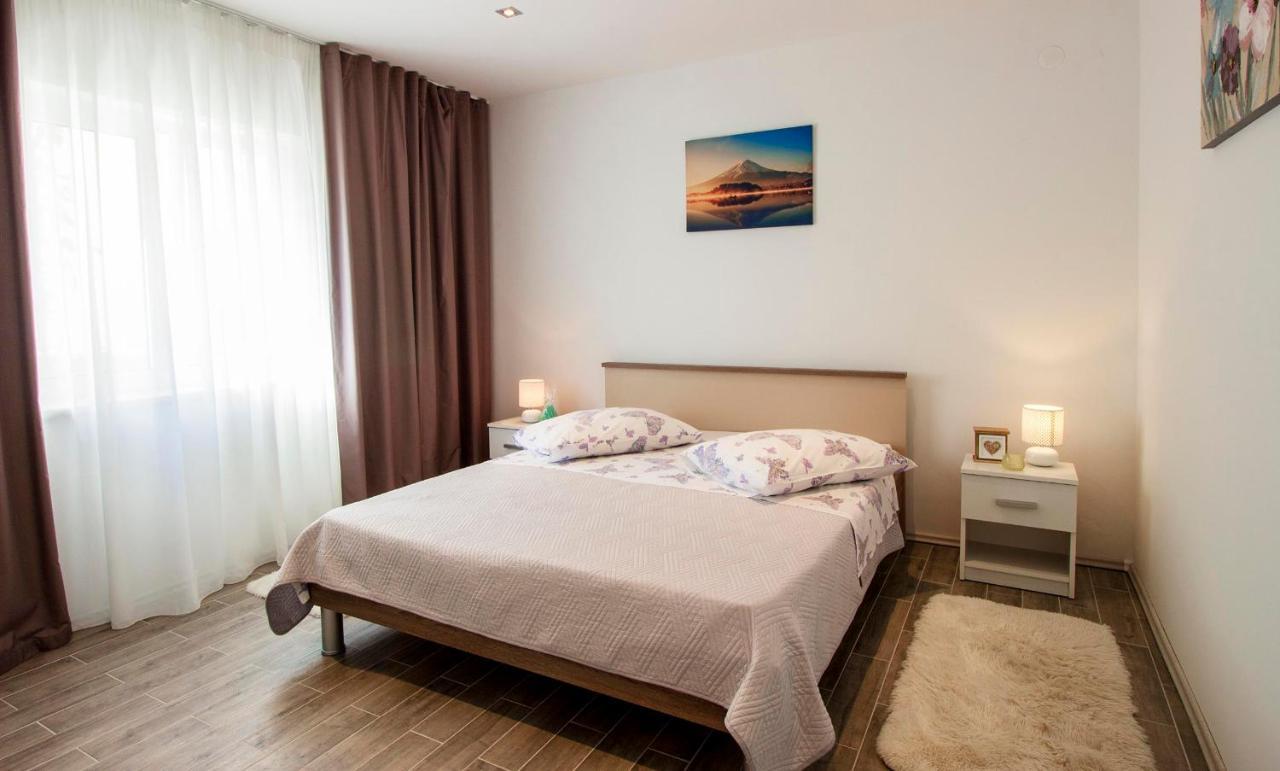 Hill Apartment With Private Pool Kucine Bagian luar foto