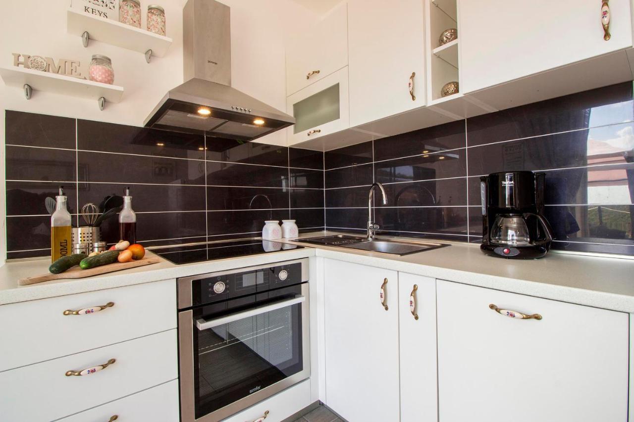Hill Apartment With Private Pool Kucine Bagian luar foto