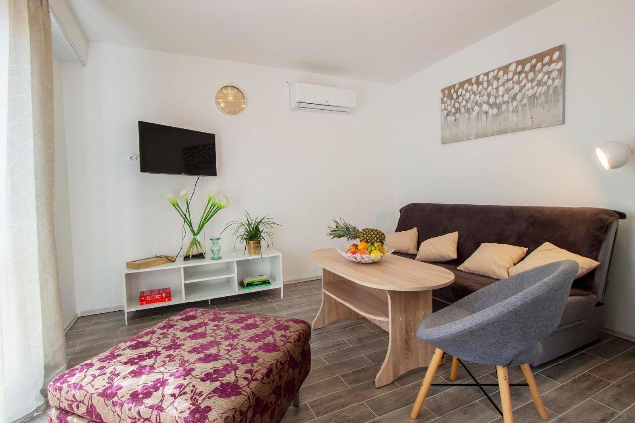 Hill Apartment With Private Pool Kucine Bagian luar foto